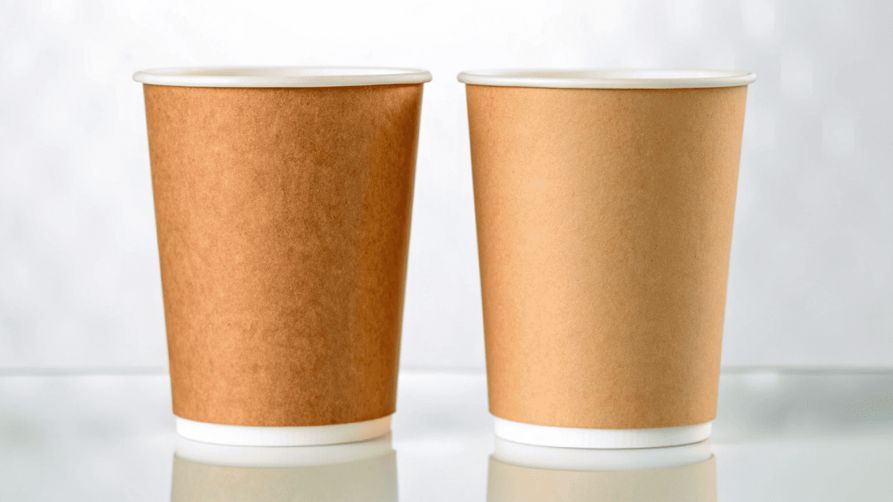 An illustration comparing the inside of a PE-lined vs a PLA-lined Kraft cup
