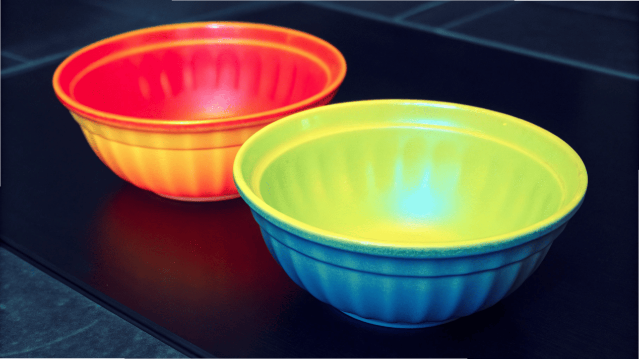A thermal camera image showing a high-quality bowl retaining heat (red/yellow) compared to a flimsy bowl losing heat (blue/green).